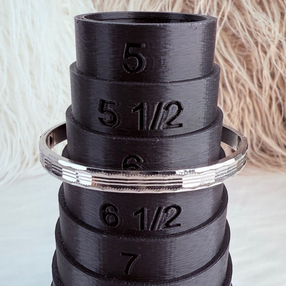 Vintage Silvertone diamond cut bangle bracelet - Picture 3 of 7